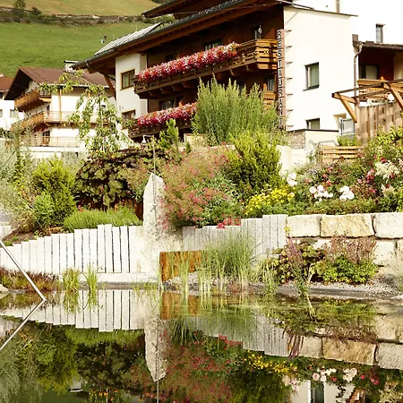 Otel Alpengasthof Gruener, In & Out